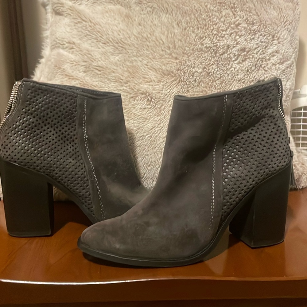 Very cute, like new Steve Madden zip up bootie